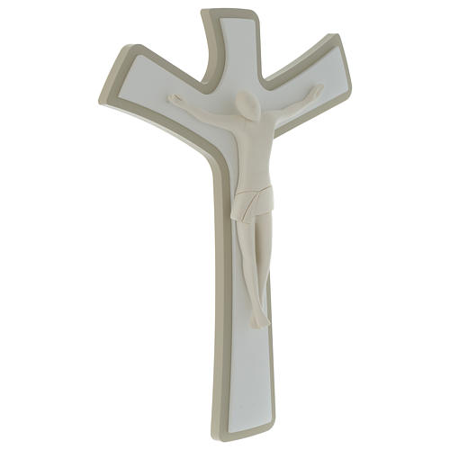 Crucifixo resina e madeira estilizado branco e bege 3