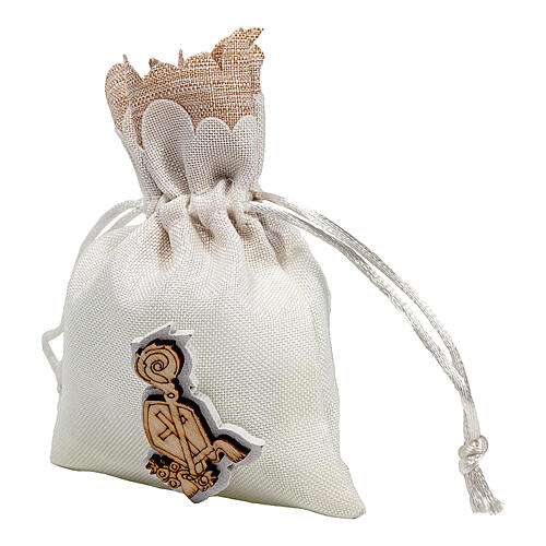 Geschenksäckchen mit Ziehband, Weiß, Holzplakette mit Symbolen der Firmung, 10x8 cm 2