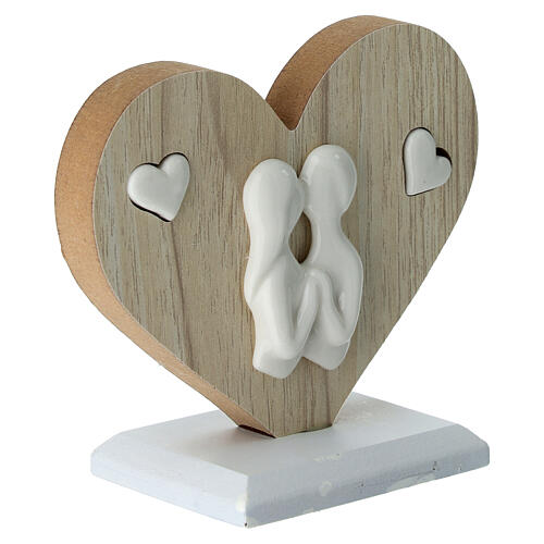 Heart-shaped favour with embracing couple, 4 in 3