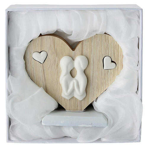Heart-shaped favour with embracing couple, 4 in 4