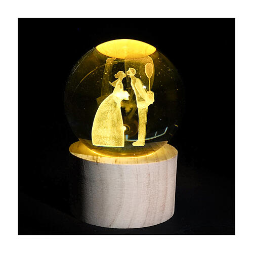 Sphère en cristal éclairée avec jeunes mariés base bois remerciement 9 cm 2