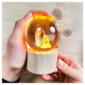 Bomboniera globo Santa Famiglia cristallo base legno illuminata 9 cm