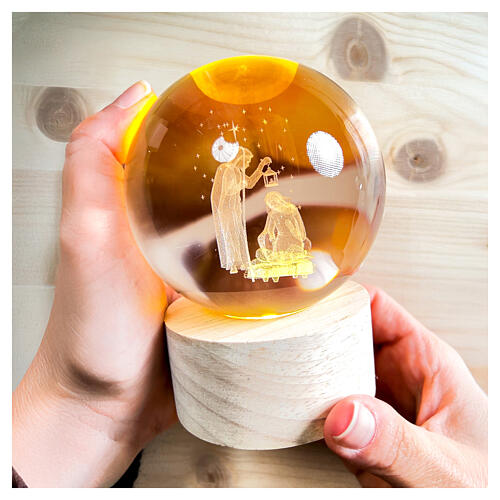 Bomboniera globo 8 cm Santa Famiglia cristallo base legno illuminata 1