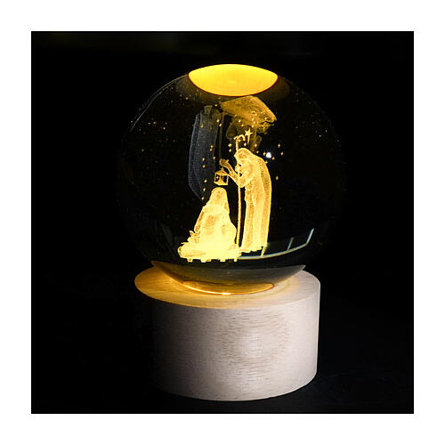 Bomboniera globo 8 cm Santa Famiglia cristallo base legno illuminata 4