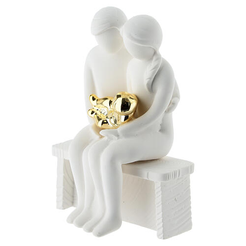 Familia sentada con recién nacido dorado de resina 10x10 cm 3