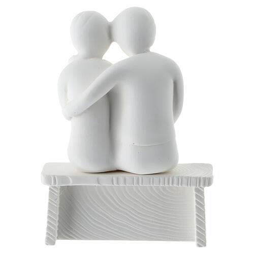 Familia sentada con recién nacido dorado de resina 10x10 cm 4