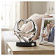 Escultura manos en forma de corazón de resina plateada 15x15 cm Valenti s2