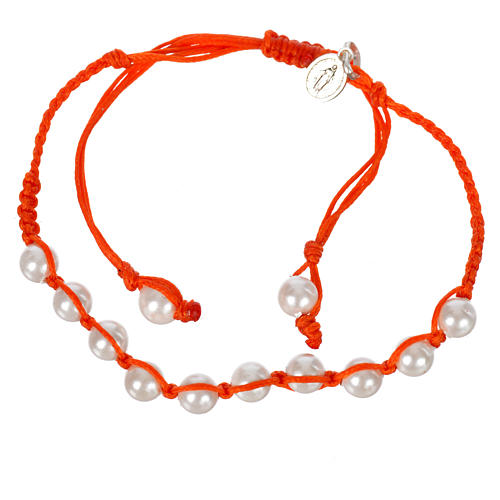 Bransoletka biała perła ze sznurka koloru pomarańczowego, srebro 925, Matka Boska. 1