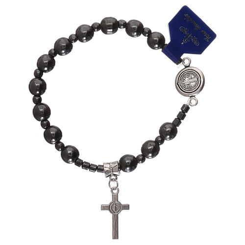 Elastisches Rosenkranzarmband mit Perlen aus Hämatit und Symbol des heiligen Benedikts 2