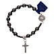 Elastisches Rosenkranzarmband mit Perlen aus Hämatit und Symbol des heiligen Benedikts s2
