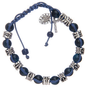 Armband mit Perlen aus Glas und Metall auf blauer Kordel
