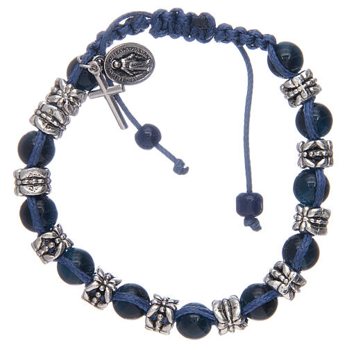 Armband mit Perlen aus Glas und Metall auf blauer Kordel 1
