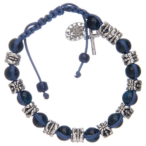 Armband mit Perlen aus Glas und Metall auf blauer Kordel 2