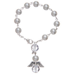 Armband mit Perlen und transparenten Steinen