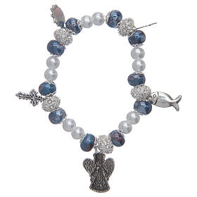 Elastisches Armband mit blauen verzierten Perlen und Anhängern mit christlichen Symbolen