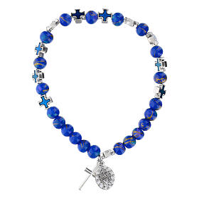 Pulsera elástico con granos de vidrio y cruz de metal esmaltadas