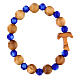 Elastisches Tau-Armband mit Zehner aus Assisi-Holz und mit blauen kleinen Perlen von 1 cm s2