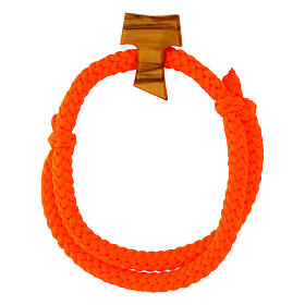 Pulseira laranja de corda com Tau madeira oliveira Carlo Acutis