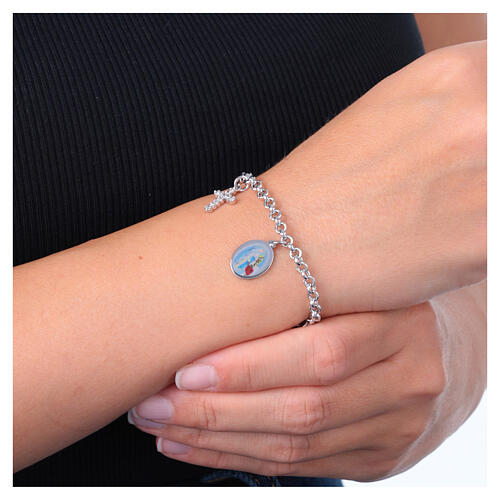 Pulsera con colgantes Amen Virgen de Lourdes de latón rodiado y zircones blancos 2