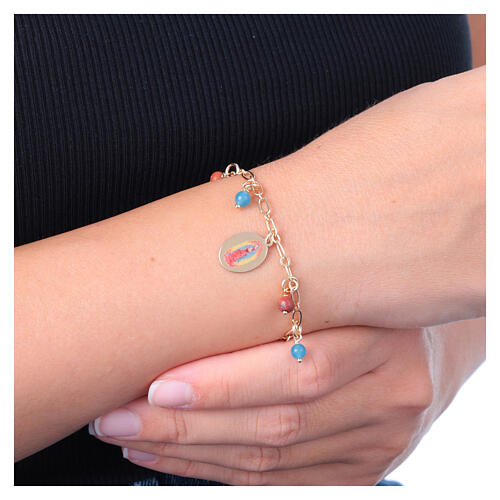 Pulseira latão dourado com pedras angelita azul-celeste e jaspe vermelho medalha Nossa Senhora de Guadalupe 2