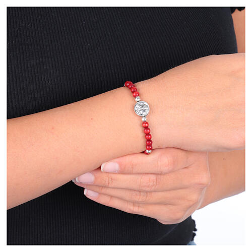 Armband Carlo Acutis mit Medaille und Perlen aus rotem Buchenholz, 4 mm 2