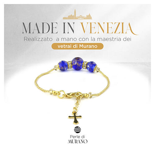 Bracelet perles en verre de Murano bleu 10 mm avec détails dorés et croix dorée 3