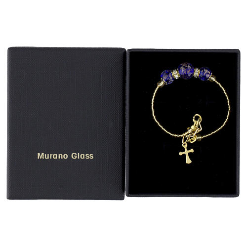 Bracelet perles en verre de Murano bleu 10 mm avec détails dorés et croix dorée 6