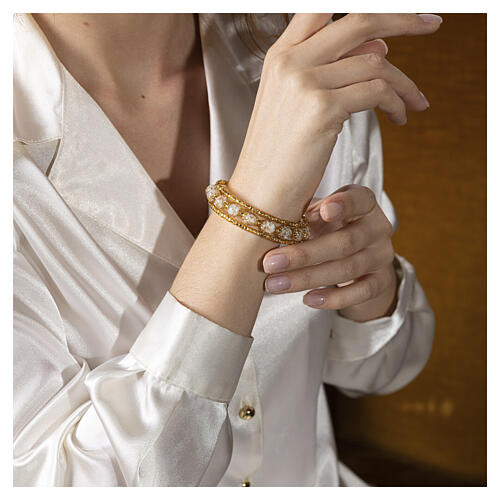 Bracciale bianco perle 8mm in vetro Murano con croce oro 2