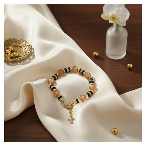 Pulseira feminina em vidro de Murano 8 mm bege com pedrinhas pretas acabamento dourado 2