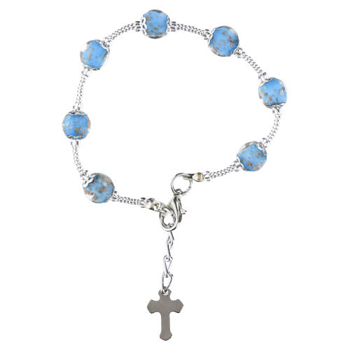 Pulsera con perlas celestes de vidrio de Murano 8 mm acabado plateado y cruz 2