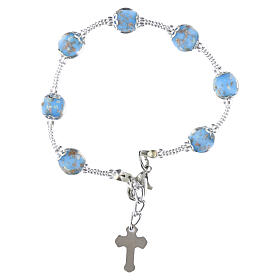 Pulseira com contas celestes em vidro de Murano 8 mm, montagem prateada e cruz esmaltada