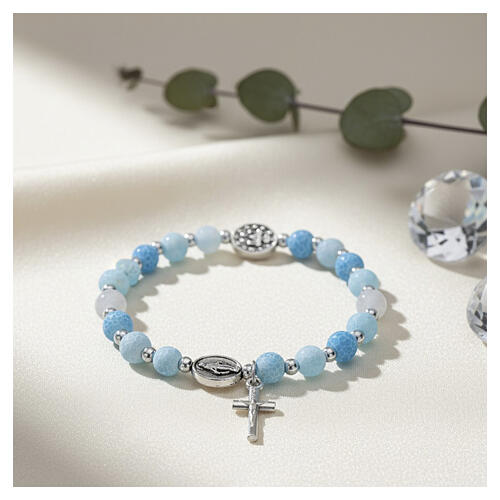 Bracelet marial avec grains en verre 6 mm bleu ciel 2