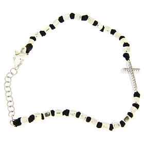 Bracelet perles à facettes argent 2 mm sur corde noire coton croix zircons blancs