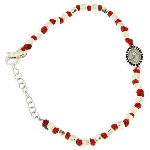 Bracelet perles facettes argent 2 mm corde rouge en coton médaille Ste Rita zircons noirs 1