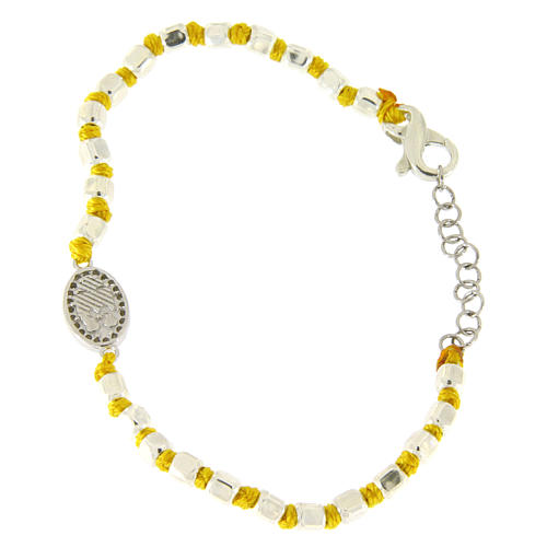 Bracelet perles facettes argent 2 mm noeuds coton jaune médaille Ste Rita zircons blancs 2