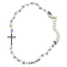 Bracelet croix zircons noirs perles cubiques 2 mm et noeuds bleu clair