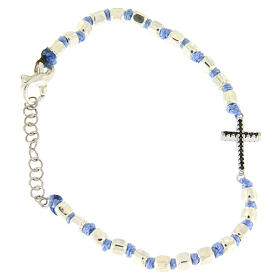 Bracelet croix zircons noirs perles cubiques 2 mm et noeuds bleu clair