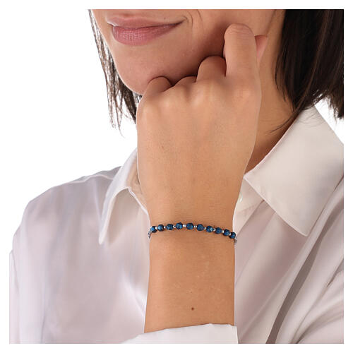 Bracelet dizainier fin grains à facettes hématite bleue et croix argent 925 2