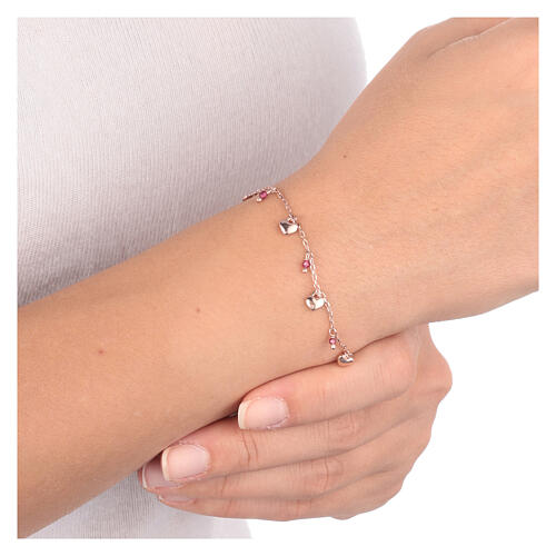 Armband von AMEN mit alternierenden roten Kristallherzen roséfarbenes Finish 4