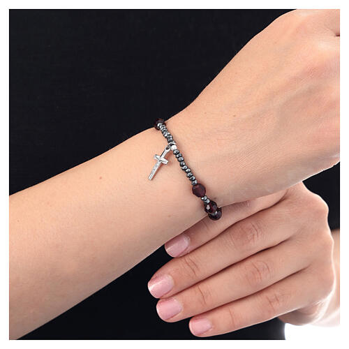 Armband aus schwarzem Hämatit mit bordeauxfarbenen Kristallperlen elastisch mit Silberkreuz 925 2