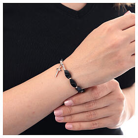 Armband mit Kreuz aus rosévergoldetem 925er Silber und 6x12 mm schwarzen Onyxperlen.