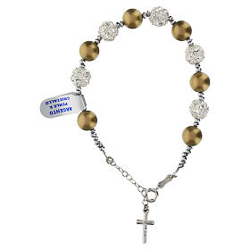 Bransoletka z brązowymi perłami, kryształami i srebrnym krzyżykiem