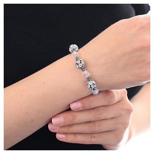 Armband aus Silber 925 mit weißen Strass- und Hämatitkristallen und Kreuzanhänger 2