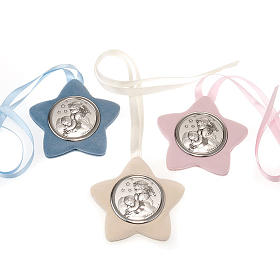 Medaillons für Wiege: Dekoration für Kinderbett in Form eines Sterns mit Medaille die einen betenden Engel mit Kind zeigt
