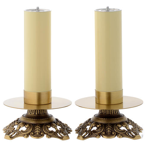 Pareja de candeleros de altar con base entallada 1