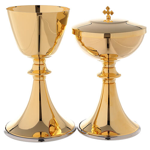 Classic style chalice and ciborium 1