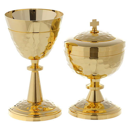 Decorated chalice and ciborium 1