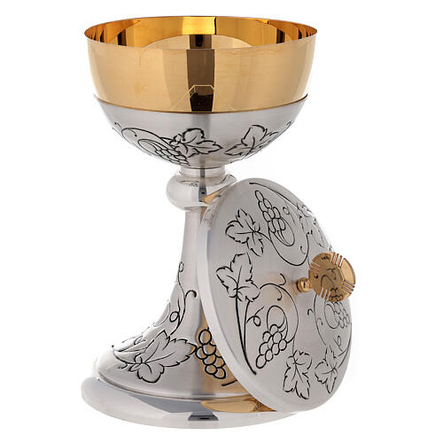Chalice, ciborium and paten with brunches of grapes 6