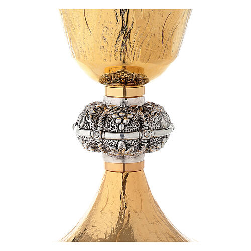 Chalice and ciborium with gold crosses and brunches of grapes 2