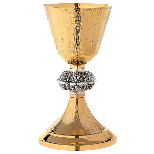 Chalice and ciborium with gold crosses and brunches of grapes 3